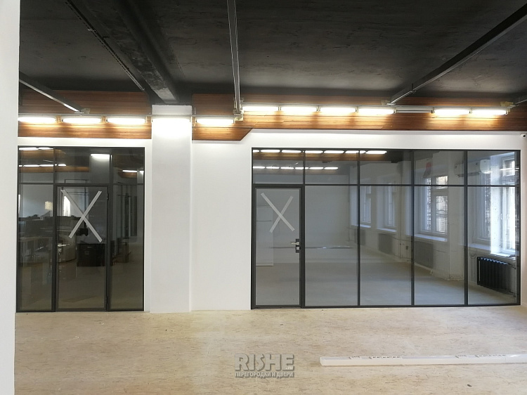 Стеклянные двойные офисные перегородки и двери в черном профиле Slim (1).jpg